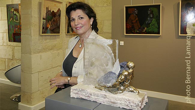 Janine Margalef Piñol à la galerie Axiome devant une de ses œuvres Janine Margalef Piñol à la galerie Axiome devant une de ses œuvres