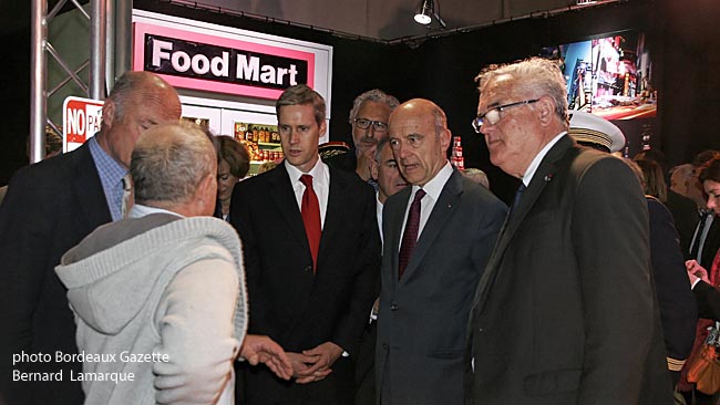 Tout le monde suit attentivement les explications sur l'exposition New-York