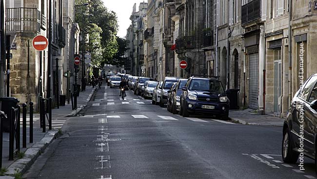 On voit une chaussée très nettement déformée et fatiguée rue de la Course