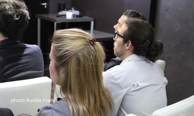 Des étudiants attentifs durant cette conférence de presse