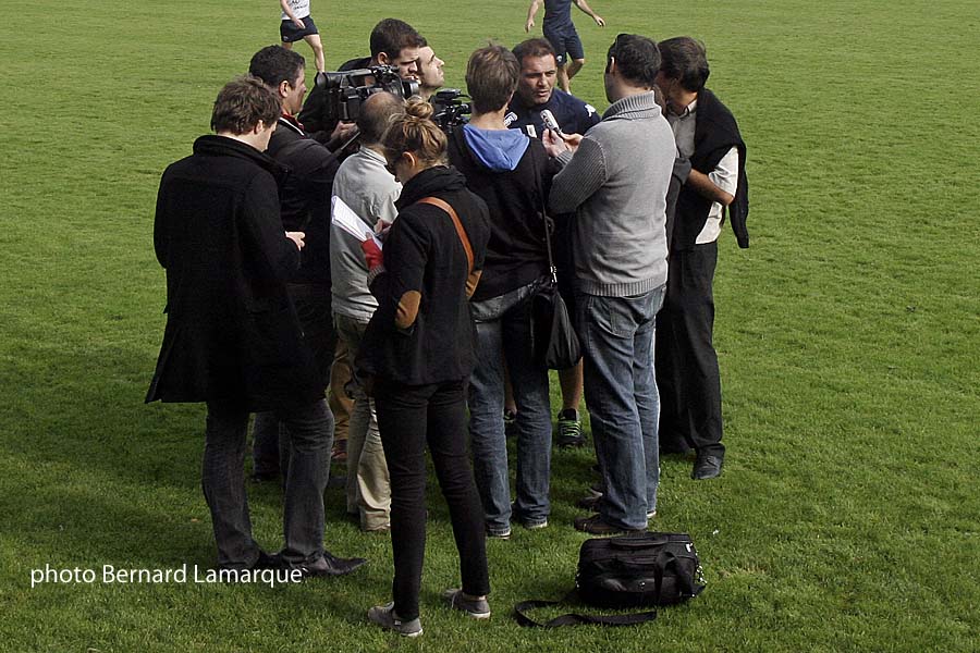 Raphaël Ibanez très entouré pendant son point de presse