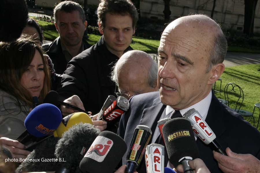 UN Alain Juppé très entouré par la presse