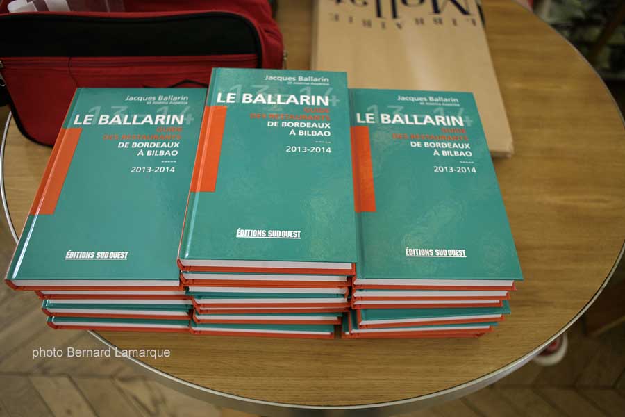 Des piles de livres
