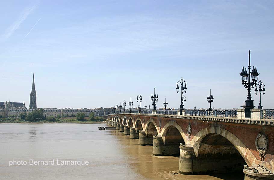 La flèche Saint Michel et le pont de pierre