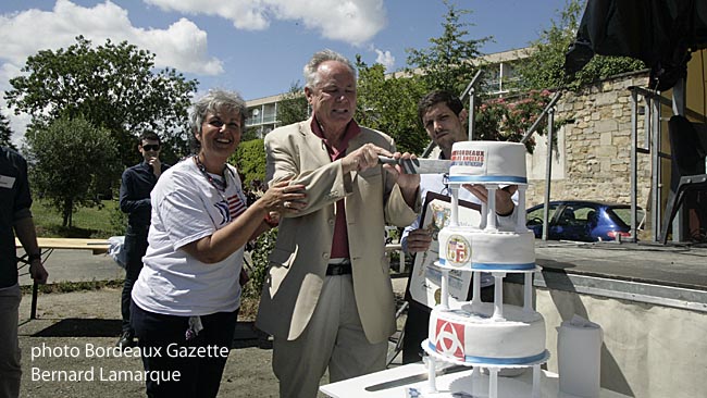 Tom LaBonge découpe le gâteau avec l'aide de Concetta Antonelli-Lapeyre