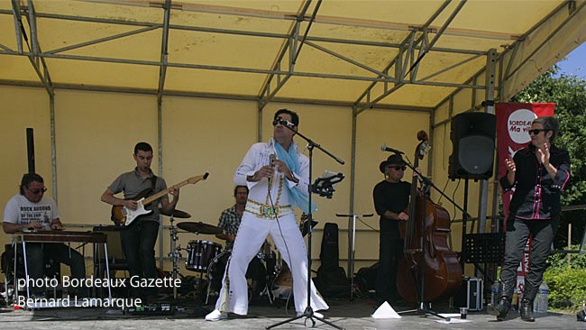 Martha and the House of Twang accompagne un sosie d'Elvis Presley