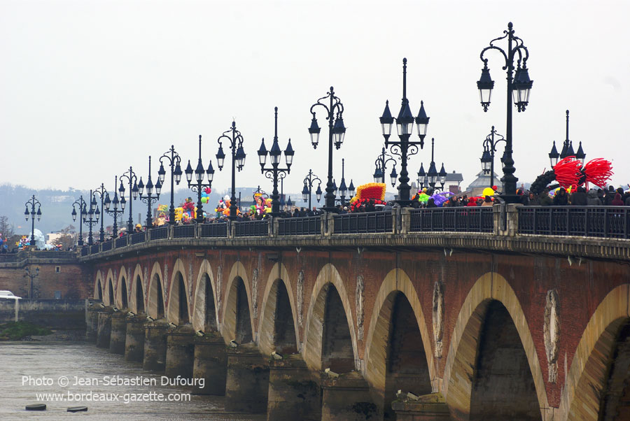 Le Carnaval de Bordeaux 2016 passage Pont de Pierre