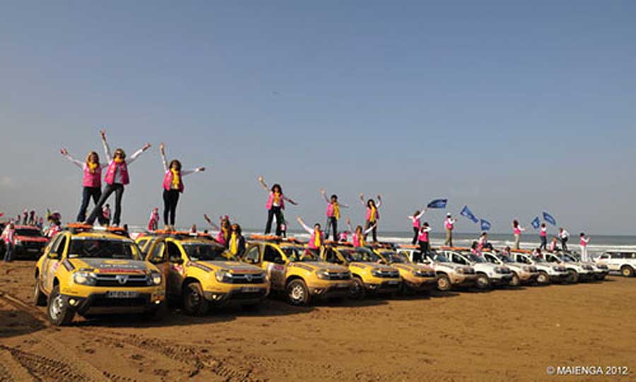 Les équipages La Poste et Women@Renault, et leurs montures, les Dacia Duster en 2012