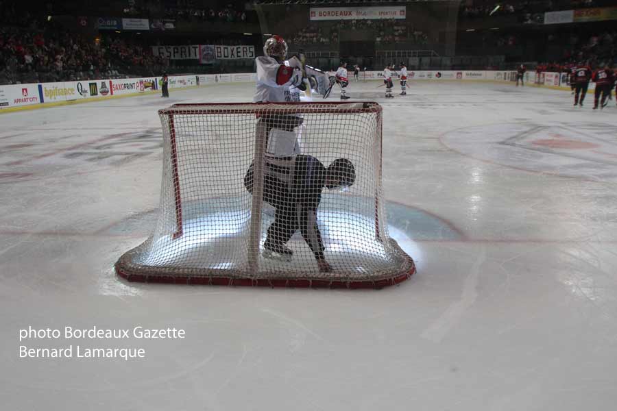 L'arbitre va chercher le palet au fonde de la cage niçoise L'arbitre va chercher le palet au fonde de la cage niçoise