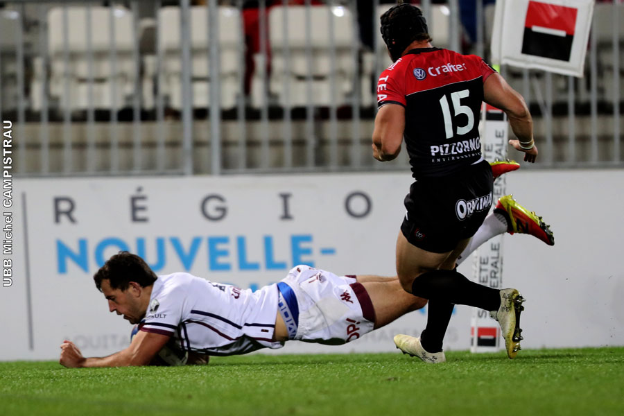 Buttin applati sous les yeux d'Halfpenny