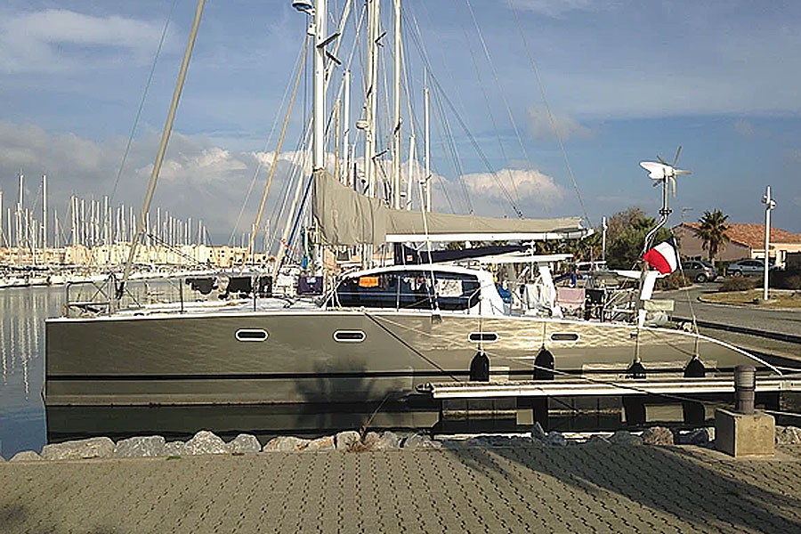 Catamaran Caretta à quai à Gruisan Catamaran Caretta à quai à Gruisan