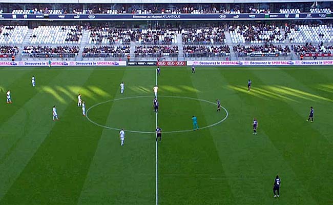 Un stade à moitié vide Un stade à moitié vide