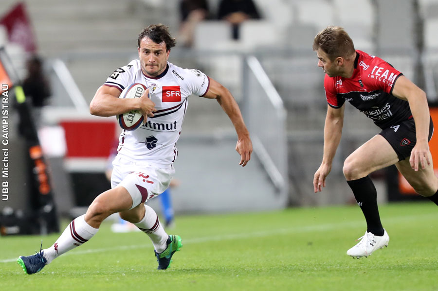 Ducuing essaie d'échapper à Mitchell qui va lui faire mettre le pied sur la ligne