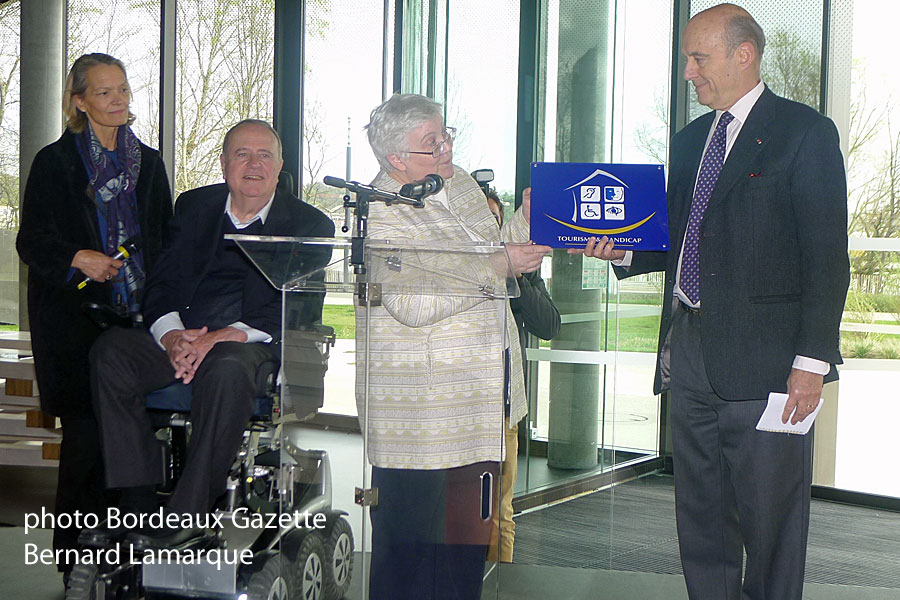 Annette Masson remet le label à Alain Juppé en présence d'Anne Walrick et Joël Solari