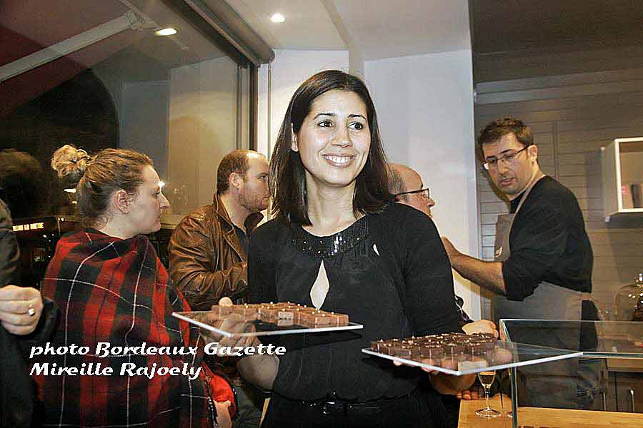Hasnaà et Vincent son mari lors de l'inauguration du magasin de la rue Fondaudège