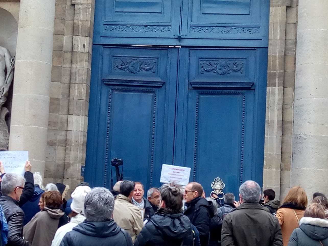 La porte monumentale du Palais de Rohan fermée au nez des manifestants.