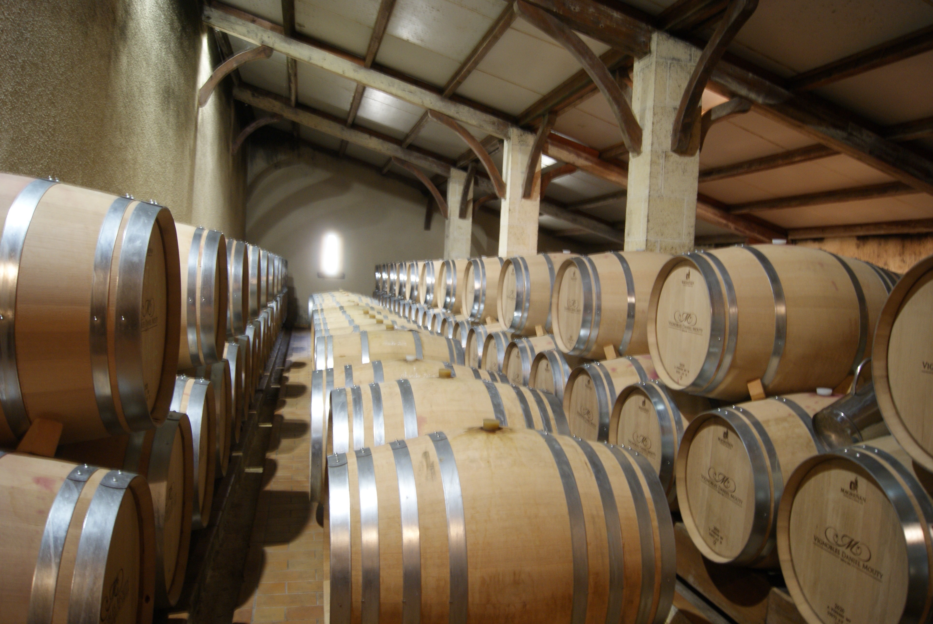 La cave de Sainte-Terre et ses fûts de chêne La cave de Sainte-Terre et ses fûts de chêne