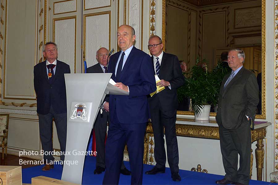 Nicolas de Bailliencourt, Grand Chancelier de l'Académie du Vin ; Serge Receveur, Secrétaire perpétuel du Prix Montaigne ; Alain Juppé, Maire de Bordeaux ; Patrice Gueniffey , auteur de "Napoléon et De Gaulle. Deux héros Français" et Alain Duhamel, Président du jury du Prix Montaigne