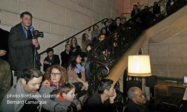 Le public dans les escaliers et le couloir