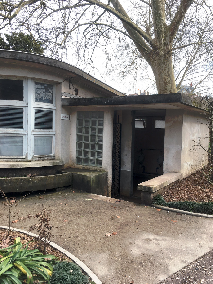 Les toilettes du jardin-public