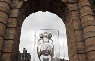 Le trophée UEFA 2016 et Super Victor à Bordeaux