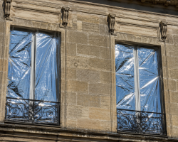Canicule à Bordeaux : les couvertures de survie gagnent les fenêtres