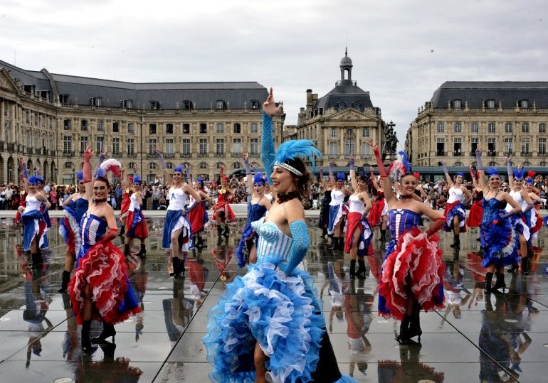 Au Miroir d'eau, Bordeaux se met à l'heure du French Cancan