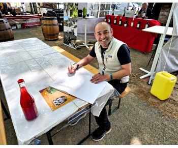 À Bordeaux, un atelier propose de peindre avec du vin rouge