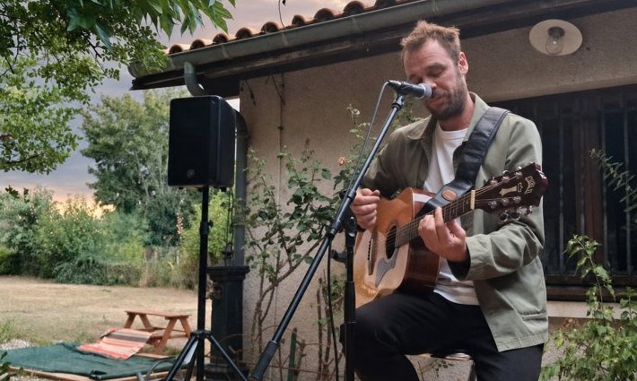 À Blanquefort, Cyril Mokaiesh chante sous un ciel écarlate