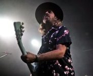 Roman Gaume revient à Sortie 13, entre guitare et magie