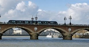 Bordeaux : les trams A et E doivent de nouveau traverser le pont de pierre samedi