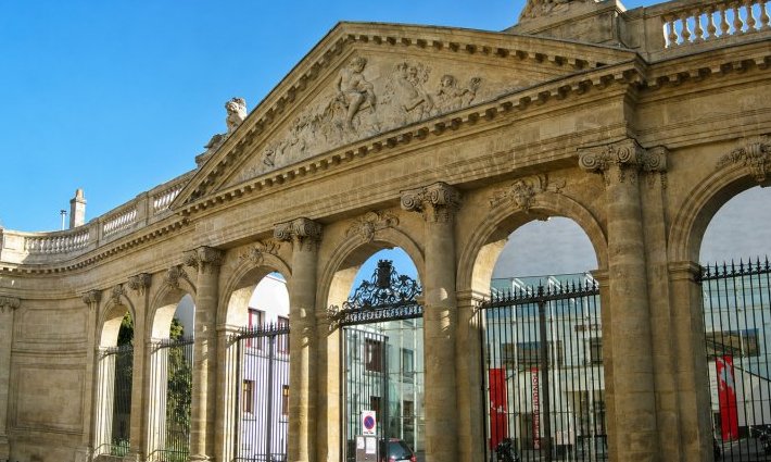 La piscine Judaïque rouvre : avant les nageurs, le site accueillait les chevaux