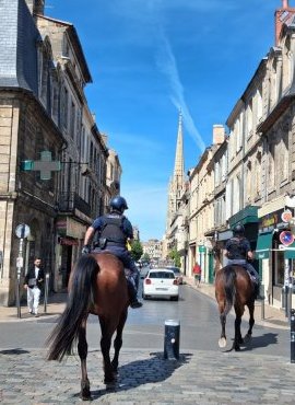 Bordeaux : la police à cheval attire les regards à Saint-Michel