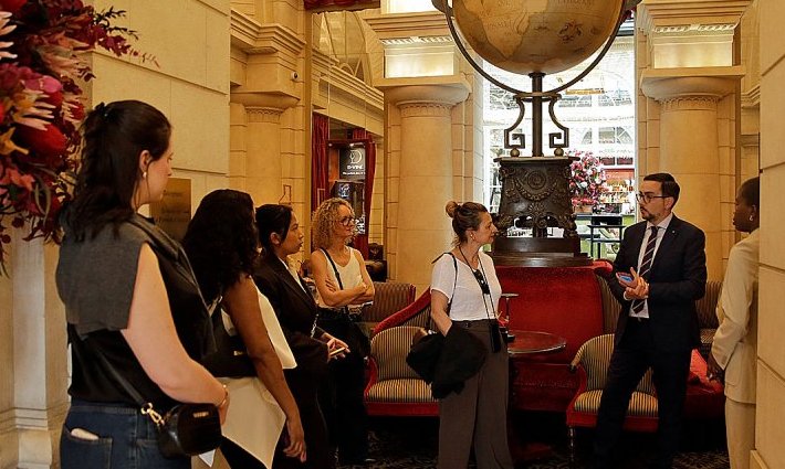 Quatre jeunes filles en visite à Bordeaux