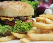 À Bègles, dix spécialistes du burger s'affrontent et le public vote