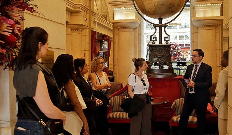 Quatre jeunes filles en visite à Bordeaux