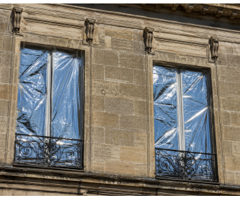 Canicule à Bordeaux : les couvertures de survie gagnent les fenêtres