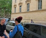 Bordeaux : Meurice signe ses livres… sur le trottoir