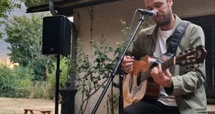 À Blanquefort, Cyril Mokaiesh chante sous un ciel écarlate