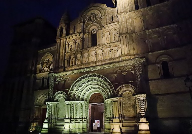 Bordeaux en images : Sainte-Croix retrouve la lumière