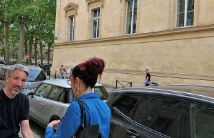 Bordeaux : Meurice signe ses livres… sur le trottoir