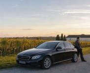 À Bordeaux, un chauffeur VTC trace sa route entre transferts et vignobles