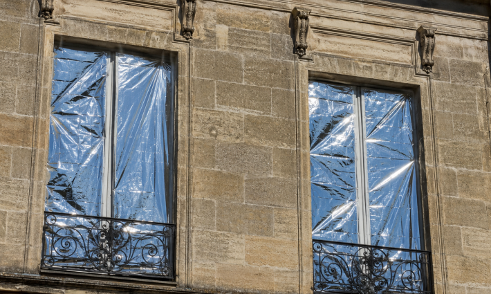 Canicule à Bordeaux : les couvertures de survie gagnent les fenêtres