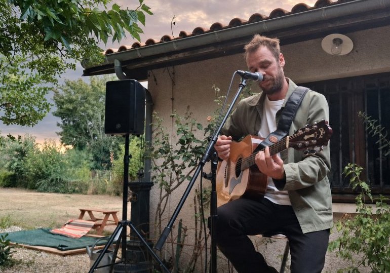À Blanquefort, Cyril Mokaiesh chante sous un ciel écarlate