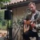 À Blanquefort, Cyril Mokaiesh chante sous un ciel écarlate