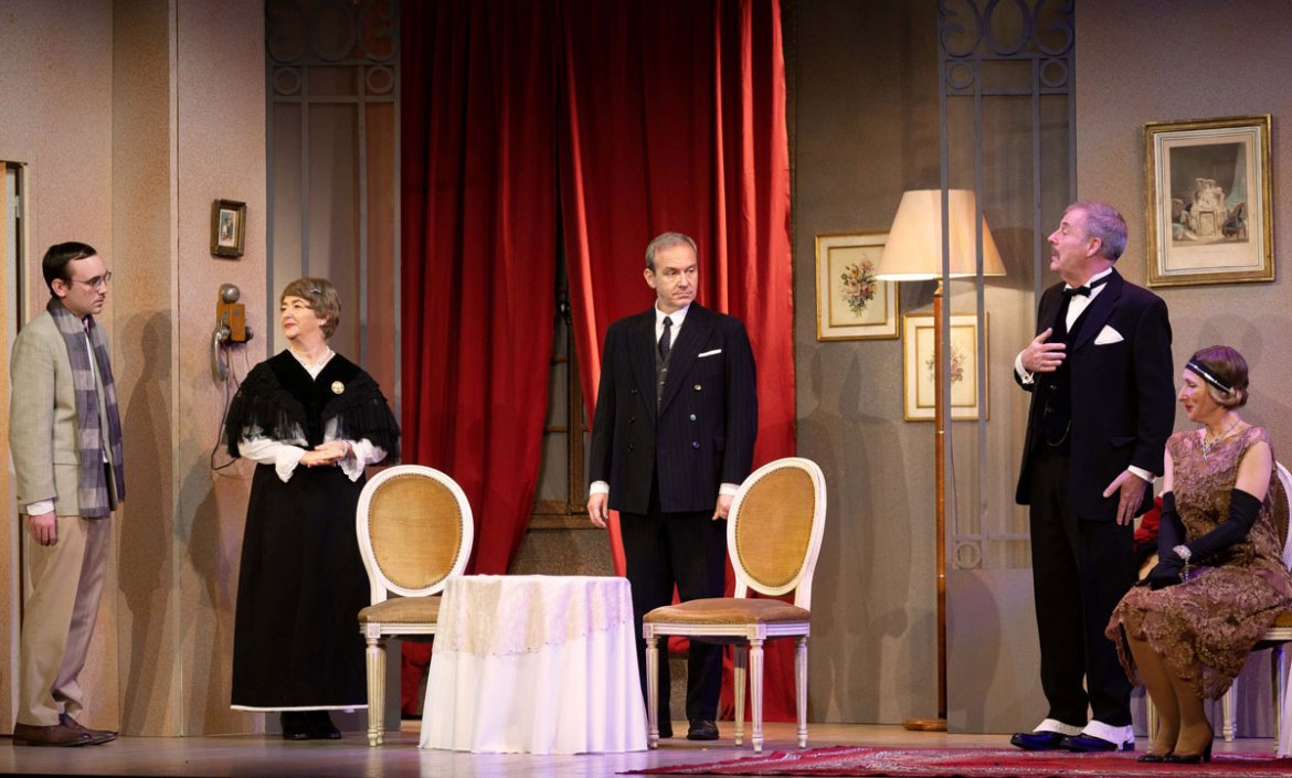 Qui a suicidé Angela ? Telle est la drôle question que l'on se pose aux Salinières