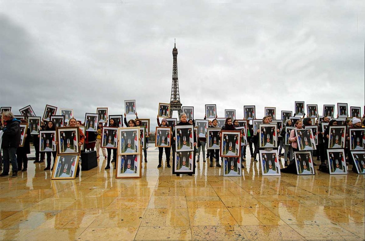 COP25 : 100 portraits de Macron brandis tête en bas devant la Tour Eiffel