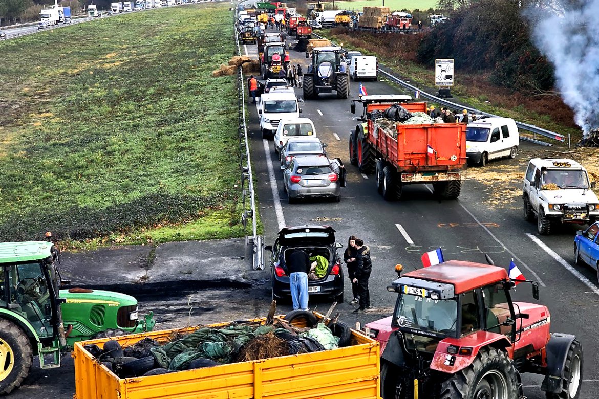Dermatose nodulaire à Bordeaux : agriculteurs en colère et routes bloquées