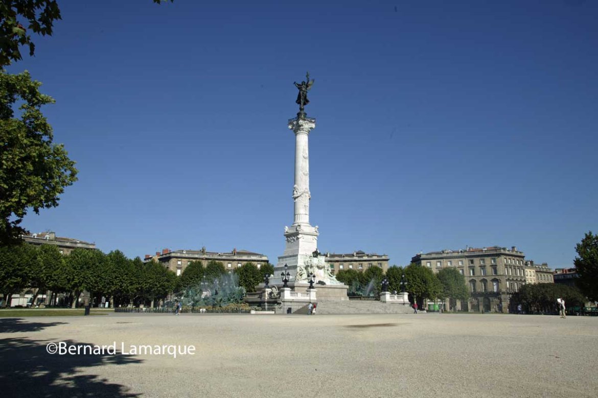 Les agriculteurs girondins investissent la place des Quinconces