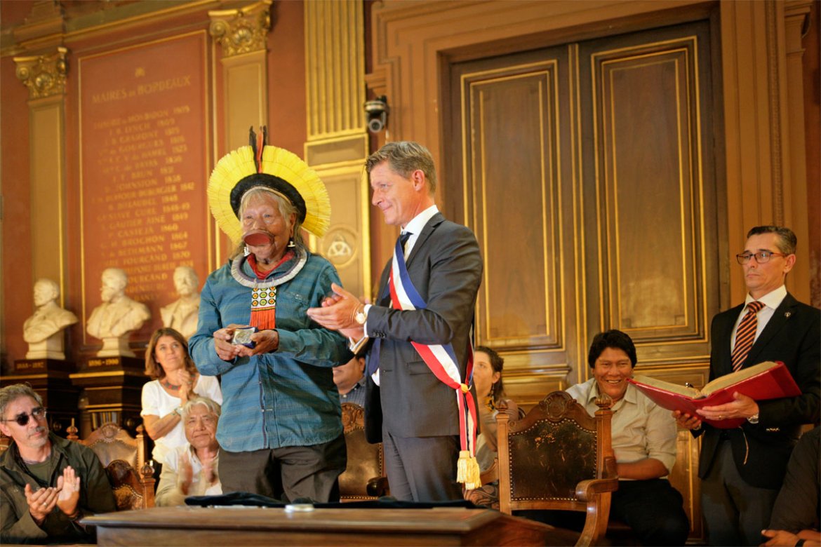 Le chef Raoni reçu à l'hôtel de ville de Bordeaux